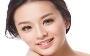 别光保养脸部 颈部的皱纹更容易泄露你的真实年龄 别光保养脸部 颈部的皱纹更容易泄露你的真实年龄