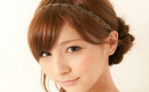 简单低发髻盘发教程图解 只需8步成为气质优雅女人 简单低发髻盘发教程图解 只需8步成为气质优雅女人