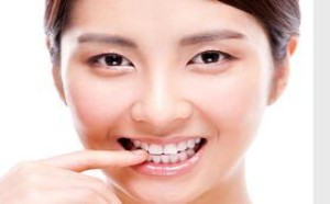 小黄牙妙变大白牙！让牙齿快速变白的7个好方法 