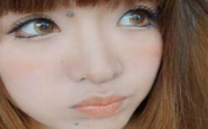 如何粘贴假睫毛化身混血大眼美女