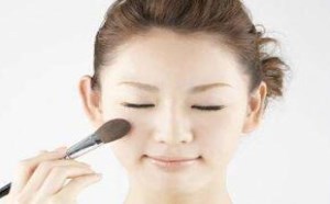 腮红怎么涂好看 涂胭脂的基本步骤详解