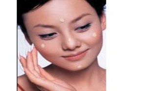 秋季怎么打粉底看起来更加完美