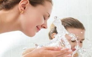 护肤做好三个步骤：清洁、保湿、防晒