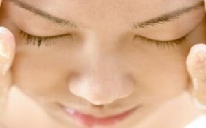 冬天皮肤干燥用凡士林好还是用甘油好 两者的区别