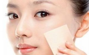 夏天脸上爱出油怎么护理的小窍门 