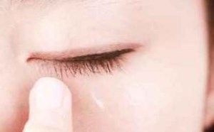 眼睛周围除了涂眼霜还能涂什么