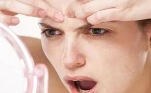 鼻子上的黑头不挤会自己消失吗 去除黑头最有效的方法