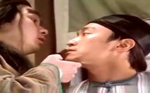 2015囧闻一箩筐第16期：奇葩男为做雷锋 把老奶奶摔在地上拍照片