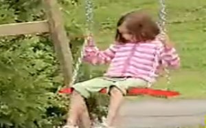 【逗逼说】搞笑整人恶作剧 秋千荡死你你信不 【逗逼说】搞笑整人恶作剧 秋千荡死你你信不