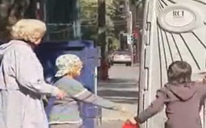 【逗逼说】这小孩太搞笑了，瞬间变绿巨人 搞笑整人