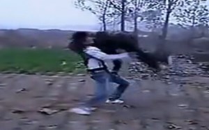 【逗逼说】恶搞膜拜!农村小伙神级模仿WWE 【逗逼说】恶搞膜拜!农村小伙神级模仿WWE