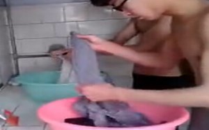 【逗逼说】90小伙恶搞洗衣服洗丧心病狂（一）