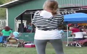 【逗逼说】世界上最好看的呼啦圈摇法 爆笑