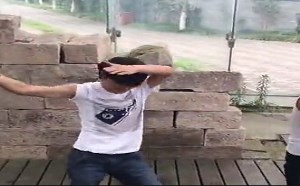 【逗逼说】俩傻逼跳小苹果自娱自乐 笑死人