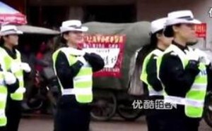 全国最漂亮女交警街头可爱卖萌快闪舞向大家拜大年