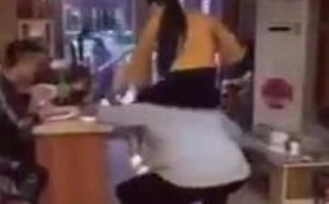 男子在车上想非礼美女 害人害已搞笑段子 唐唐嘻游路