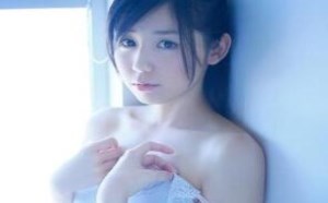 女生把衣服脱到底惊现白皙圆润丰满乳房视频