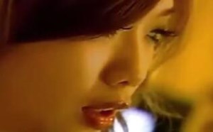 艺术还是在自虐身体？实拍美女脱光刺青完整全部过程